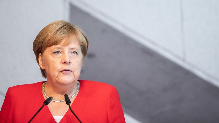 "Es gab viele Jahre, in denen die Bundeswehr nicht ausreichend mit Mitteln versorgt war", sagte Merkel in ihrer Videobotschaft.