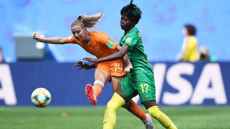 Jackie Groenen im Zweikampf mit Kameruns Gaelle Enganamouit.