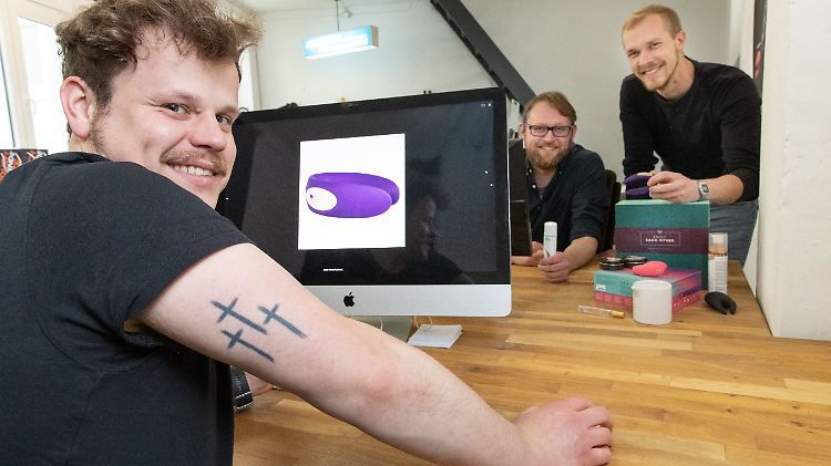 Im Büro ihrer Werbeagentur haben Timon Rahn (l.), Wellington Estevo und Gerhard Peters (r.) die Idee zu "Schoenerlieben.de" entwickelt.  