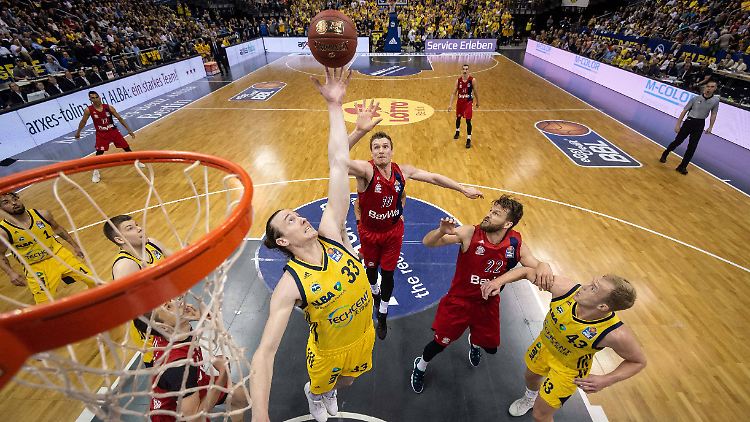 Hart umkämpft wie hier das Ligaspiel im April zwischen Alba und Bayern wird auch das Finale der Basketball-Bundesliga.
