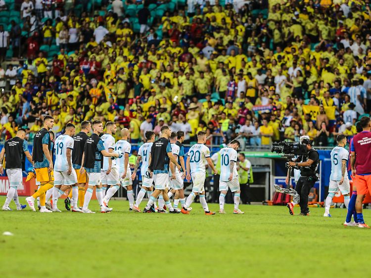 Die kolumbianischen Fans jubeln (gelb), während Messi (Nummer 10) und sein argentinischen Mitspieler gesenkten Hauptes vom Feld trotten.