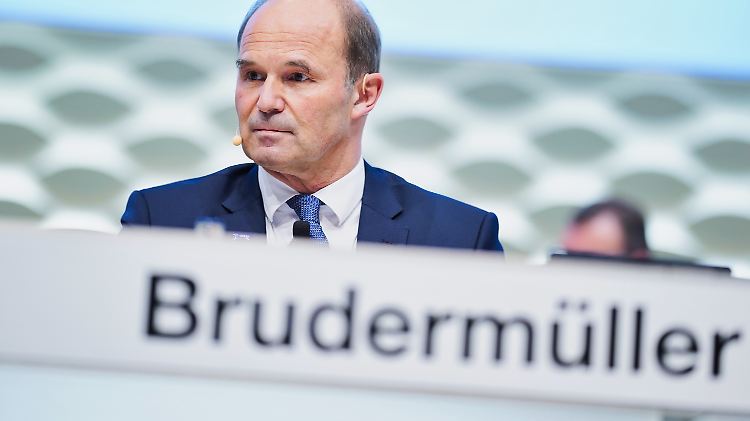 Martin Brudermüller, Vorsitzender des Vorstands des Chemiekonzerns BASF, sitzt bei der Hauptversammlung des Chemiekonzerns BASF auf dem Podium. 
