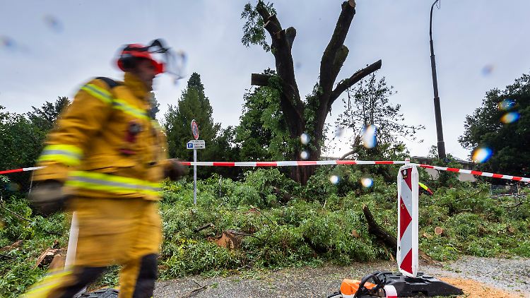 Ein schweres Unwetter im Osten Frankreichs und in der Schweiz hat zwei Menschenleben gefordert.