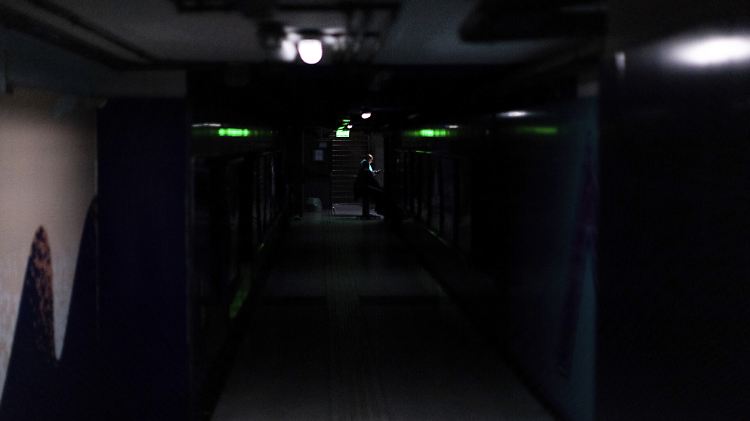 Völlige Dunkelheit: Ein Mitarbeiter steht in einem Gang der U-Bahn von Buenos Aires.