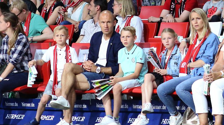 Arjen Robben und seine beiden Söhne feuern den FC Bayern an.