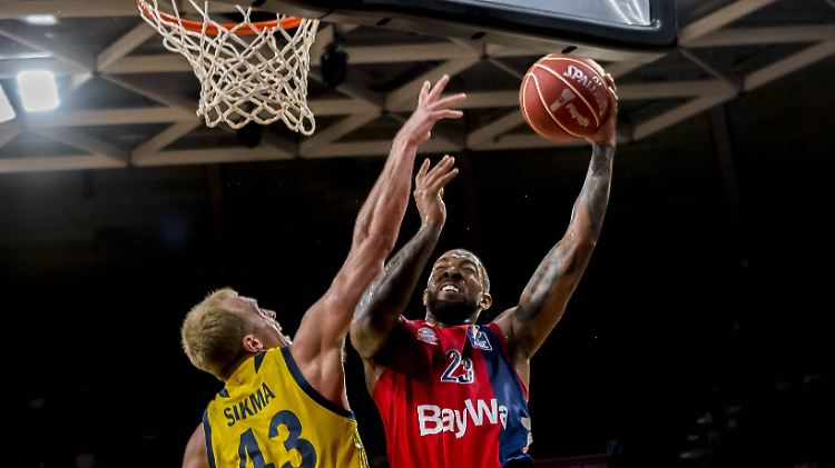 Albas Luke Sikma versucht den Korb von Bayerns Derrick Williams zu verhindern.