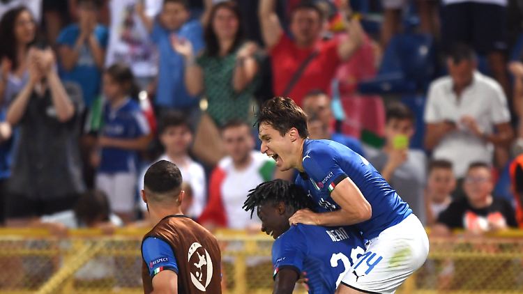 Federico Chiesa (r.) feiert mit seinem italienischen Teamkollegen Moise Kean erst ein Tor und dann den Auftaktsieg gegen Spanien.