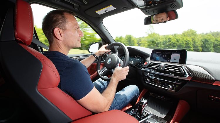 Mit den roten M-Tasten am Lenkrad lässt sich der Fahrspaß im X4 M Competition noch steigern.