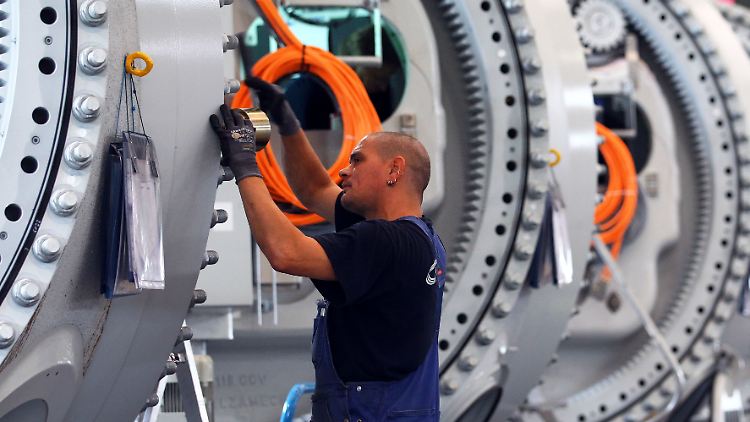 Arbeiter in einem Werk für Windkraftanlagen in Rostock.