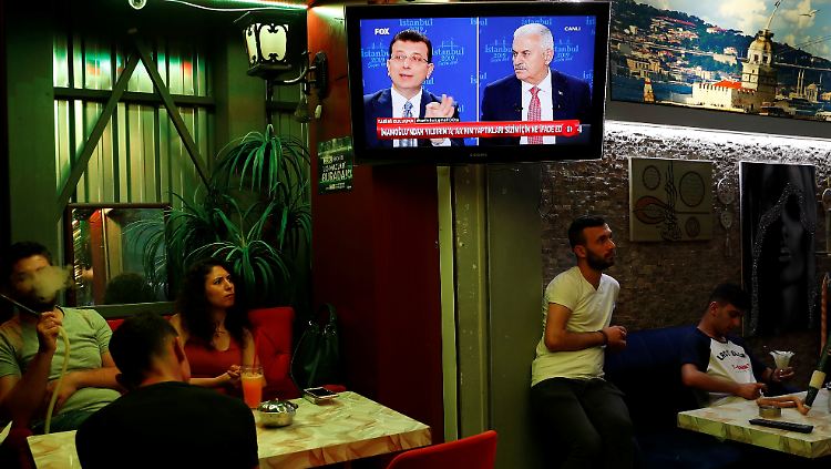 Café-Besucher in Istanbul schauen die TV-Debatte.