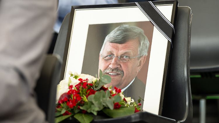 Lübckes Bild auf seiner Beisetzung
