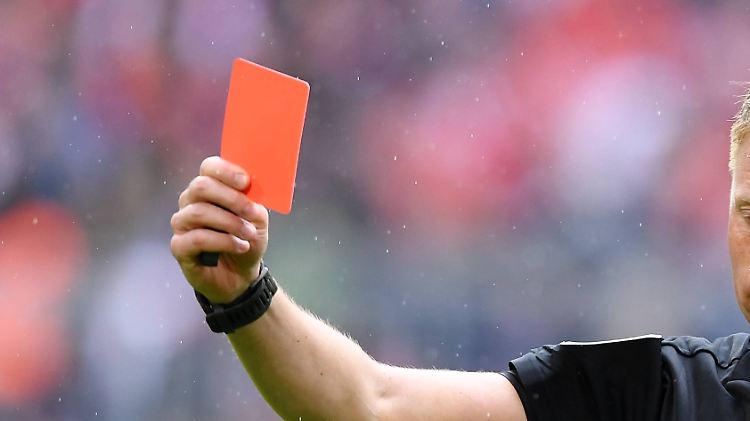 Beim Spiel zwischen Asterlagen und Büderich zeigt erst der Schiedsrichter Rot, dann brennen bei einem Spieler die Sicherungen durch.
