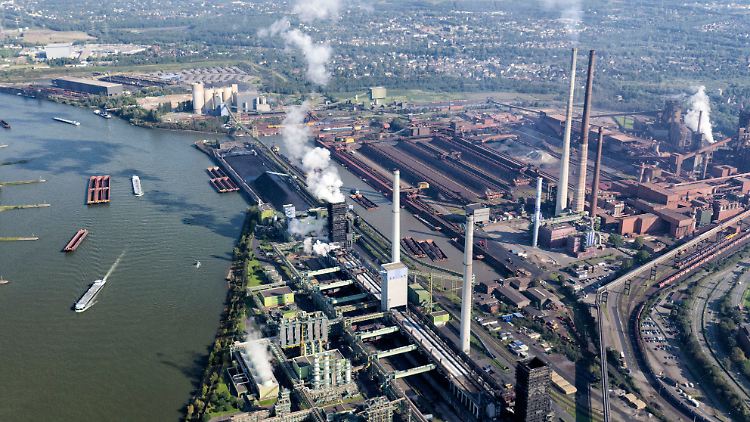 Das Thyssenkrupp-Werk steht aus gutem Grund am Rhein - diente dieser doch bisher als zuverlässiger Wasserweg.