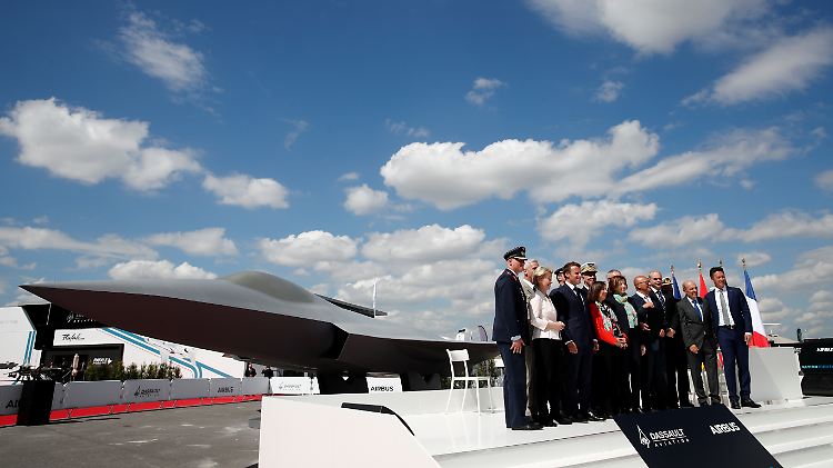In Le Bourget posieren auch Präsident Macron und Ursula von der Leyen vor dem ersten Modell des Kampfflugzeugs. 