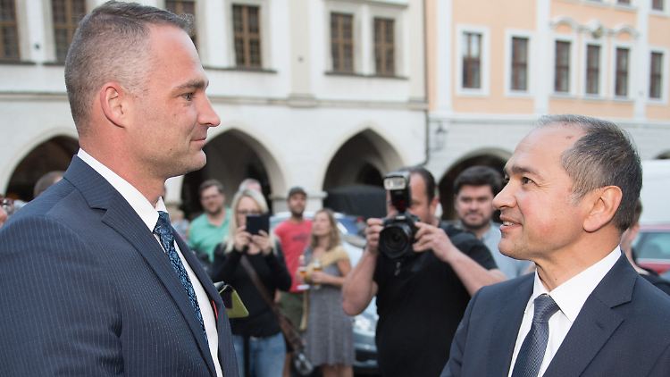 Nach der Wahl gratulierte AfD-Politiker Wippel (l.) dem neuen Görlitzer Oberbürgermeister Ursu.