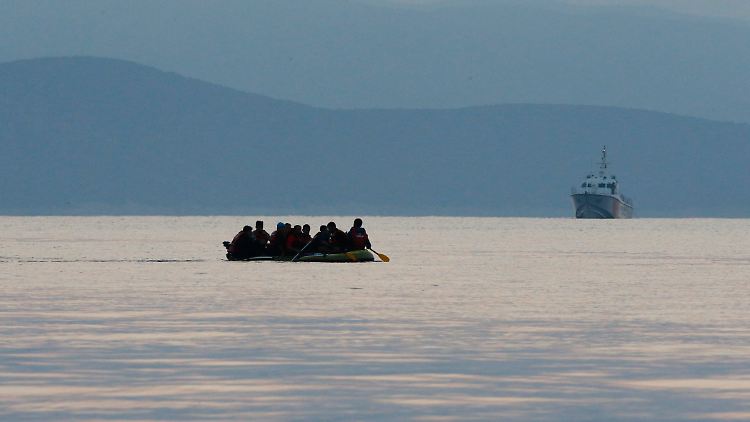 Ein Flüchtlingsboot zwischen der Insel Kos und dem türkischen Ferienort Bodrum.