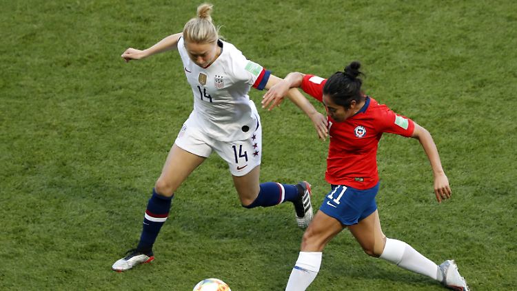 Die Fußball-Frauen kämpfen derzeit bei der WM in Frankreich um den Titel - und in ihren Heimatländern weiterhin um Geld und Anerkennung.