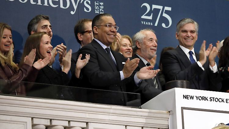 Domenico De Sole (2.v.r.), Vorsitzender von Sotheby's, Geschäftsführer Tad Smith (r) stehen anlässlich des 275-jährigen Bestehens des Auktionshauses an der New York Stock Exchange.