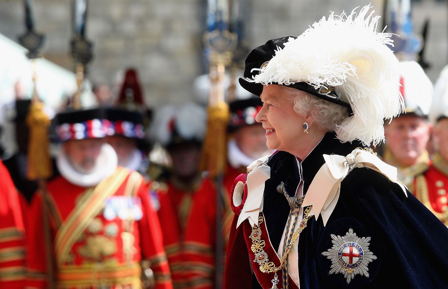 Für einen ganz besonderen Anlass kleidet sich die britische Königin Elizabeth II. in dieser prächtigen Samtrobe inklusive Hut mit Straußenfeder: Die Zeremonie zur Aufnahme in den Hosenbandorden  (Order of the Garter).