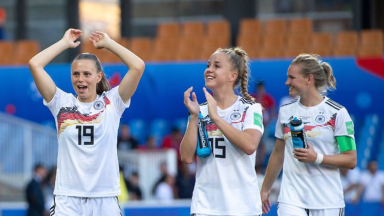 Das war gut: Klara Bühl, Giulia Gwinn und Alexandra Popp jubeln nach dem Sieg gegen Südafrika.
