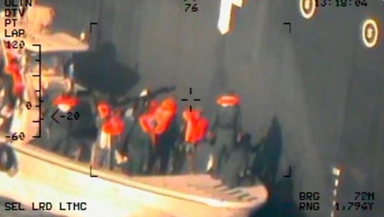Dieses Foto des US-Militärs soll Mitglieder der iranischen Revolutionsgarden vor der Bordwand einer der angegriffenen Öltanker zeigen.