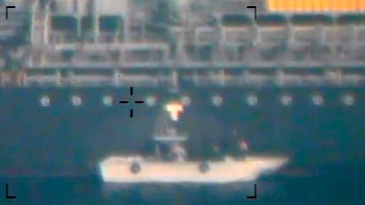 Auf diesem Foto entfernen laut dem US-Militär Mitglieder der iranischen Revolutionsgarden eine nicht explodierte Haft-Mine von der Bordwand des Tankers "Kokuka Courageous".