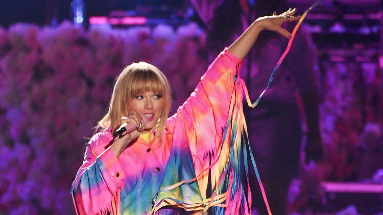 Taylor Swift trägt gern Regenbogenfarben, um so die LGBTQ-Community zu unterstützen.