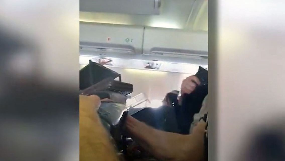 TurbulenzenStewardess.jpg