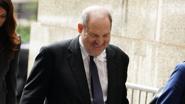 Wurde von vielen Anwesenden in der Bar unterstützt: Der wegen Vergewaltigung angeklagte Harvey Weinstein.