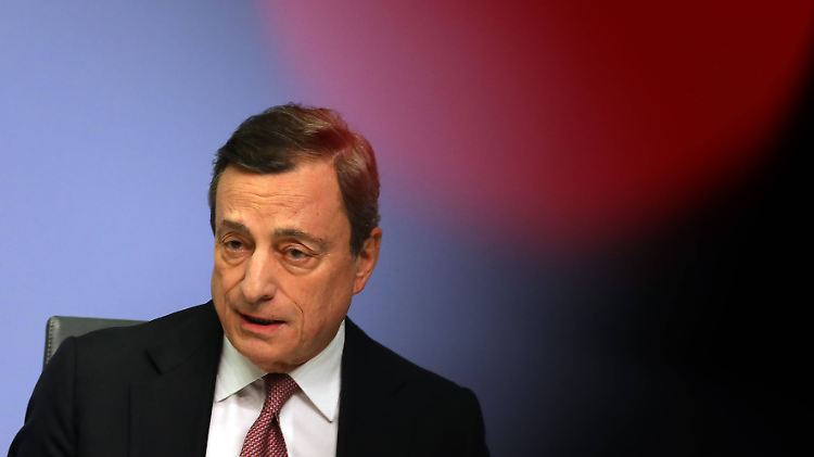Laut EZB-Präsident Draghi gibt es Hinweise auf eine anhaltende Konjunkturschwäche.