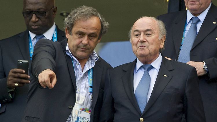 Michel Platini (links) und Joseph Blatter müssen sich in der Schweiz vor Gericht verantworten.