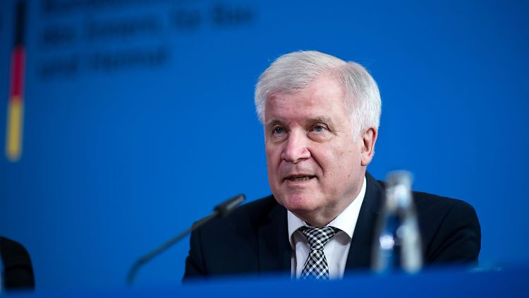 Bundesinnenminister  Seehofer beklagt im Fall Lübcke eine "Verrohung unserer Gesellschaft". 