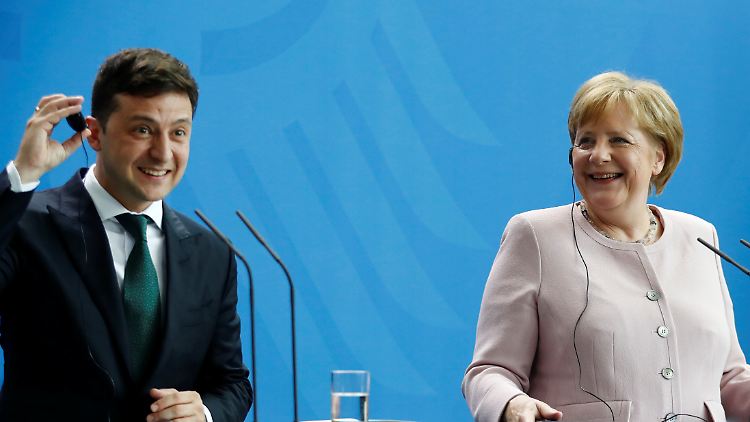 Zeigten sich gelöst: Selenskyj und Merkel.