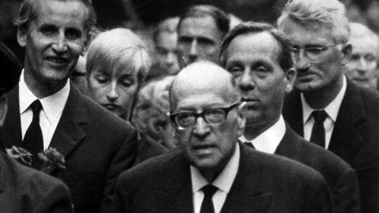 Kritiker der 68er Studenproteste: Habermas (hinten rechts) auf der Beerdigung von Theodor W. Adorno.