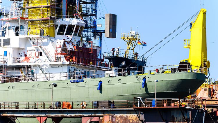 Das Marine-Segelschulschiff "Gorch Fock" liegt derzeit in einem Dock der Bredo-Werft.