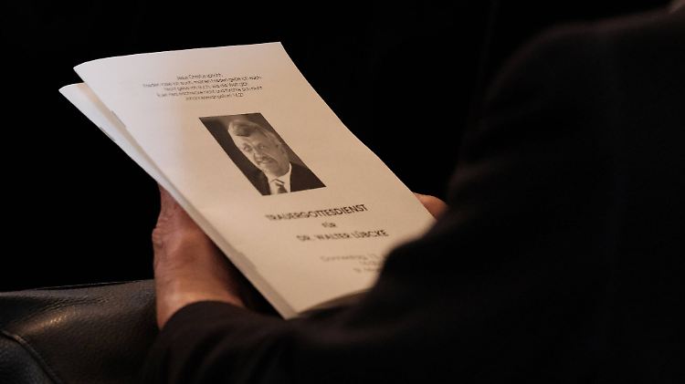 Der Mord an Walter Lübcke erinnert an die Taten des NSU. Doch der geständige Stephan E. behauptet, alleine gehandelt zu haben.