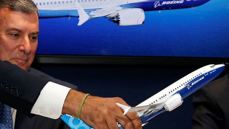 IAG-Chef Willie Walsh lässt sich von einem Boeing-Manager das Fliegen mit der 737 Max demonstrieren.
