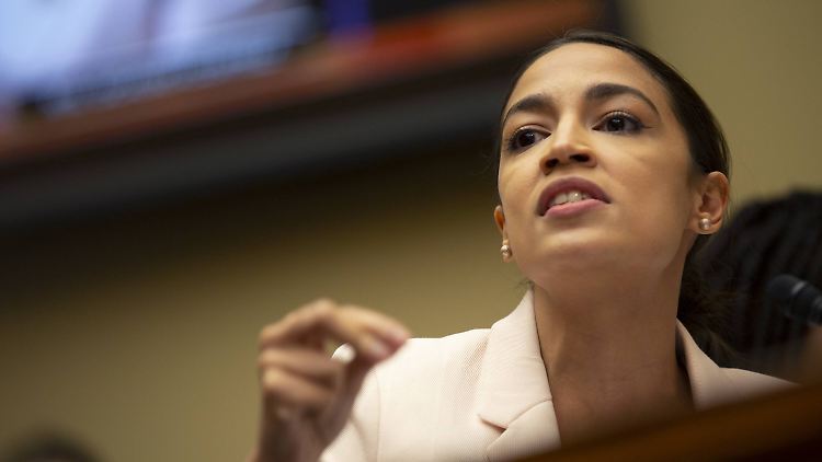 Ocasio-Cortez kritisiert Trumps "autoritäre und faschistische" Politik.