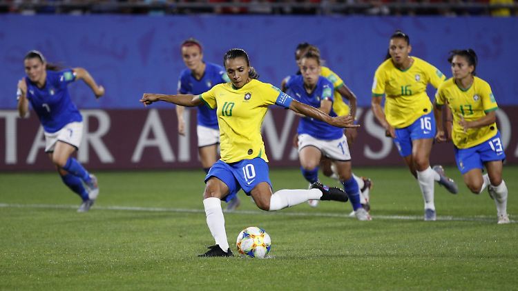 Marta verwandelt einen Foulelfmeter.