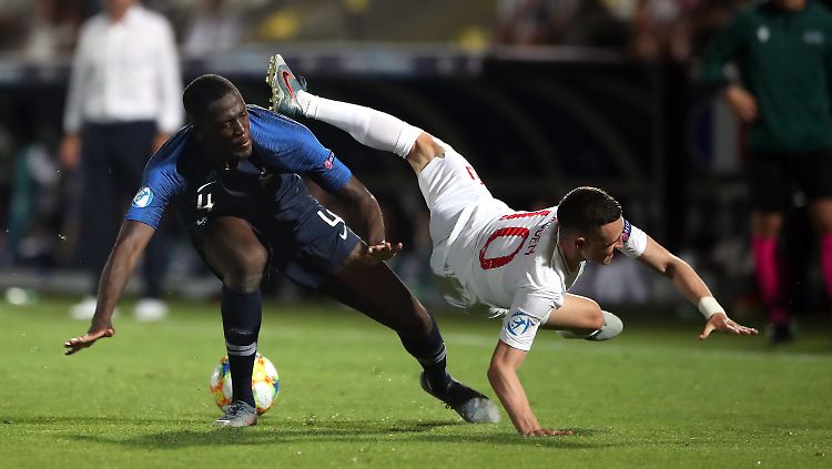 Frankreichs Ibrahima Konate (l) und Englands Phil Foden in Aktion.