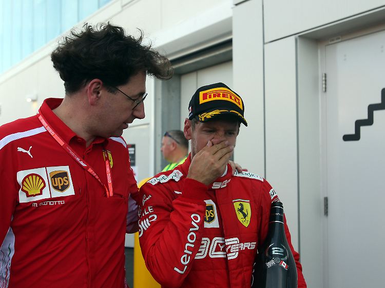 Vettels (r.) Teamchef Binotto (l.) setzt beim Rennen in Frankreich offenbar nur begrenzte Hoffnungen in den leicht überholten Ferrari.