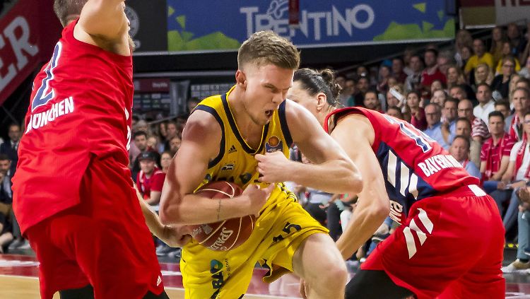Johannes Thiemann (gelb) tankt sich im ersten Spiel dynamisch durch, diesmal will Alba "cooler" agieren, wenn es zu strittigen Schiedsrichterentscheidungen kommt.