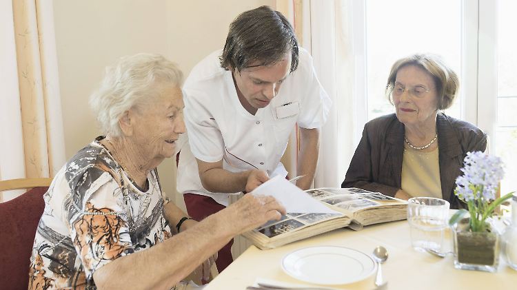 Es werden dringend mehr Pflegefachkräfte gebraucht. Trotzdem ist die Bezahlung bisher oft schlecht.