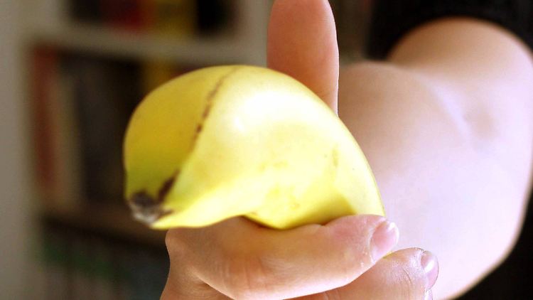 Wenn er keine Waffe zur Hand hat greift der Bankräuber zur Banane.