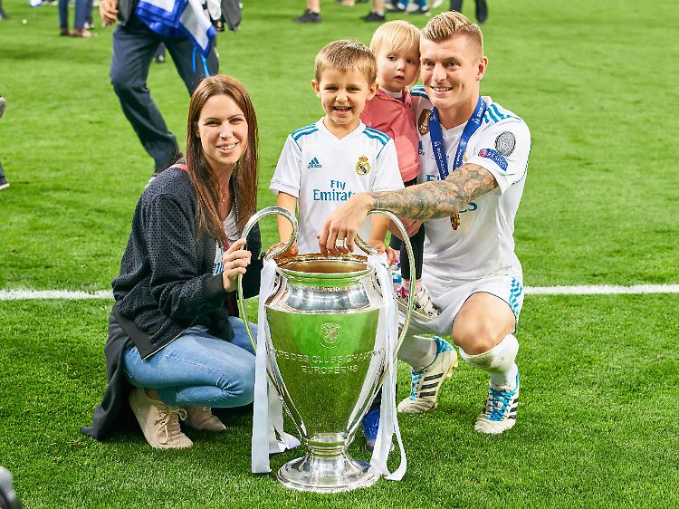 Kroos mit Ehefrau Jessica, Sohn Leon und Tochter Amelie nach dem dritten Gewinn der Champions League mit Real Madrid 2018.