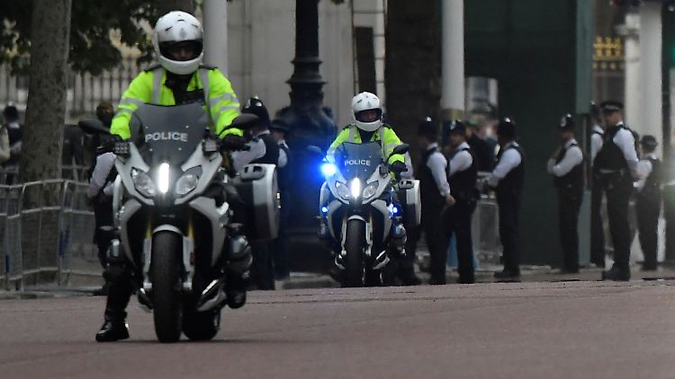 Eine Polizeieskorte in London.