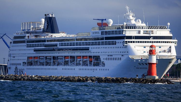 Das Kreuzfahrtschiffe "MSC Sinfonia" läuft aus dem Hafen Rostock-Warnemünde aus.