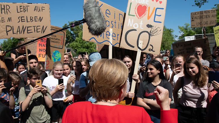 Kanzlerin Merkel sah sich bei ihrem Besuch in Goslar jungen Demonstranten gegenüber.