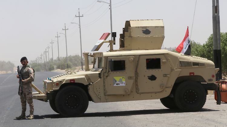 Irakisches Militär patroulliert vor dem Gelände von US-Ölfirmen in Basra, nachdem eine Rakete dort eingeschlagen ist.