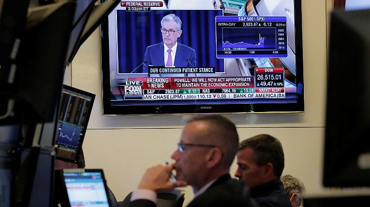 An der Wall Street verfolgen Händler aufmerksam die Powell-Rede.